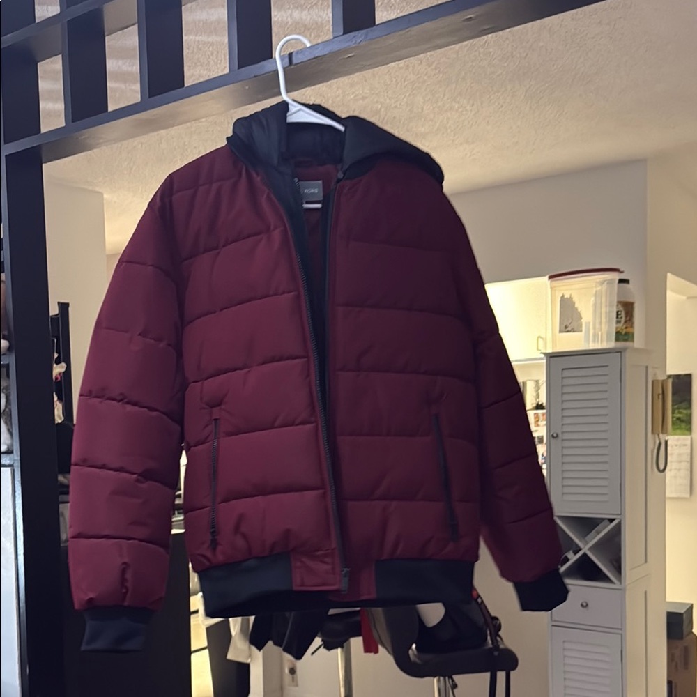 Michael Kors
Men's Hooded Puffer Bomber Jacket. Size M Burgundy